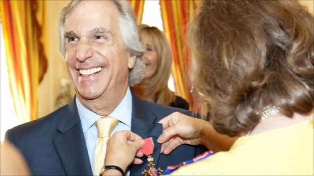 Sir Fonzie, Ufficiale onorario per Elisabetta II | Notizie.it